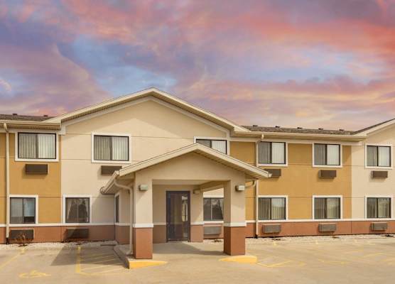 Super 8 by Wyndham Fond Du Lac 1