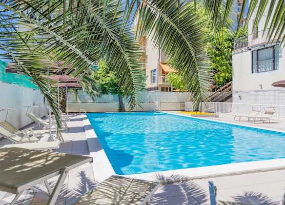 Hotel Plaza con piscina 1