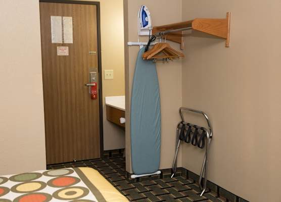 Econo Lodge Canton North 1