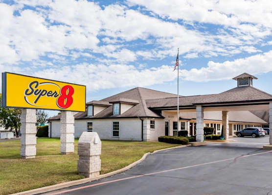 Super 8 by Wyndham Cleburne 1