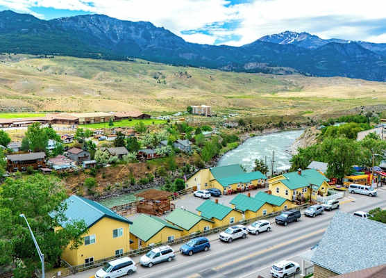 Yellowstone Riverside Cottages 1