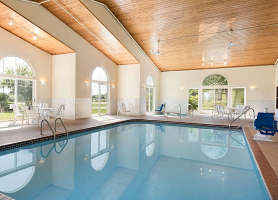 Country Inn & Suites by Radisson, Mason City, IA 1
