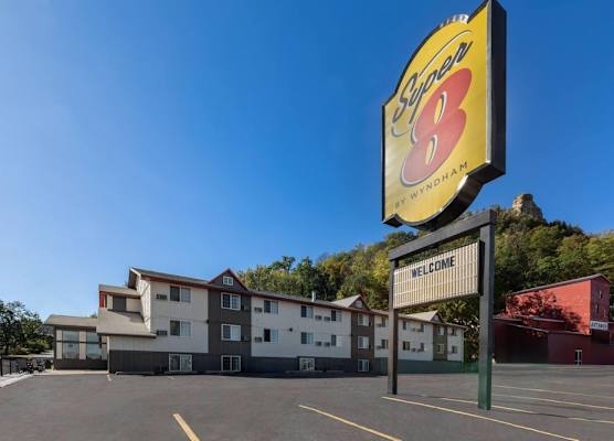 Super 8 by Wyndham Winona MN 1