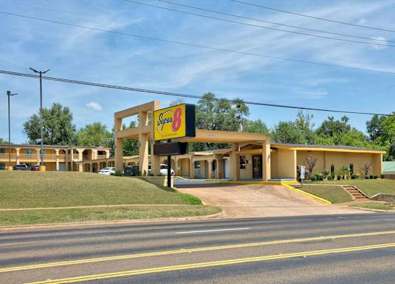 Super 8 by Wyndham Palestine TX 1