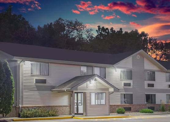 Super 8 by Wyndham Independence IA 1
