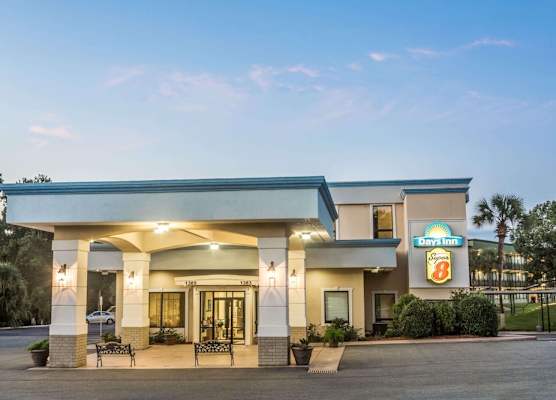 Super 8 by Wyndham Valdosta Mall 1
