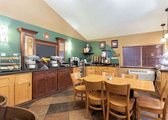 AmericInn by Wyndham Sheboygan 1