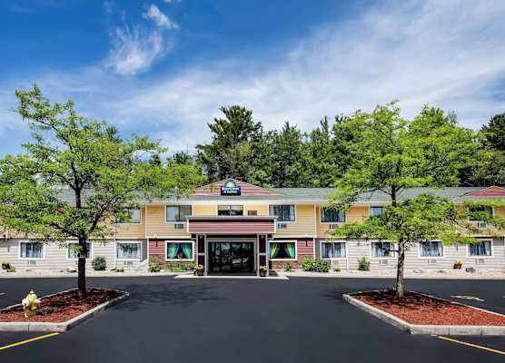Days Inn & Suites by Wyndham Stevens Point 1