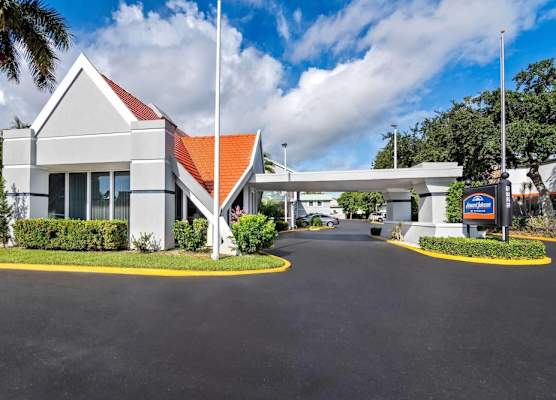 Howard Johnson by Wyndham Vero Beach / Downtown 1