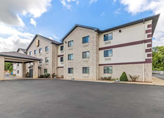 Super 8 by Wyndham Uniontown PA 1