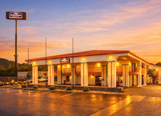 Howard Johnson by Wyndham Chattanooga Lookout Mountain I-24 1