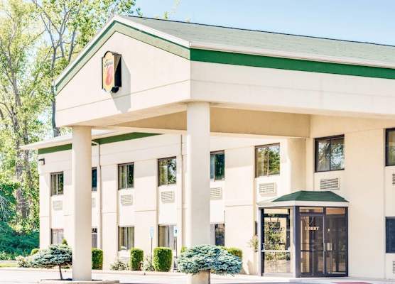 Super 8 by Wyndham Port Clinton 1