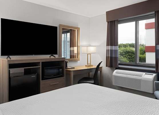 Ramada by Wyndham Cedar Rapids South 1