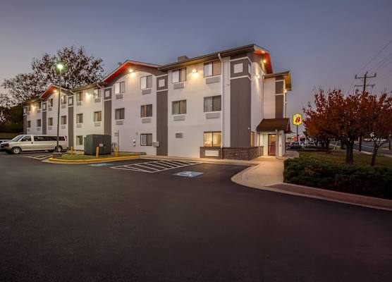 Super 8 by Wyndham College Park Wash DC Area 1