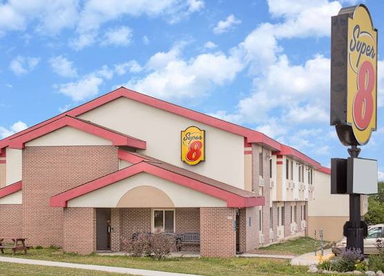Super 8 by Wyndham Sheboygan WI 1