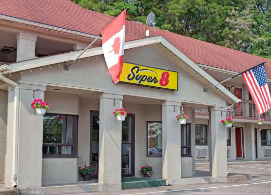 Super 8 by Wyndham Niagara Falls North 1