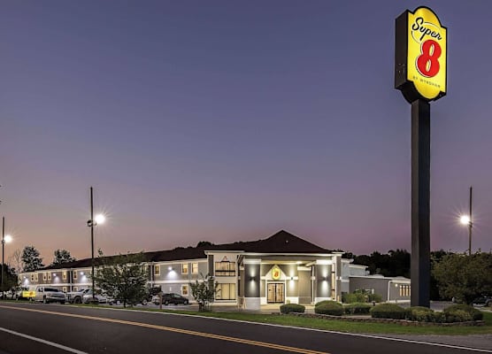 Super 8 by Wyndham Dickson 1