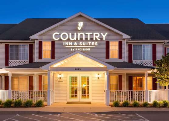 Country Inn & Suites by Radisson, Nevada, MO 1