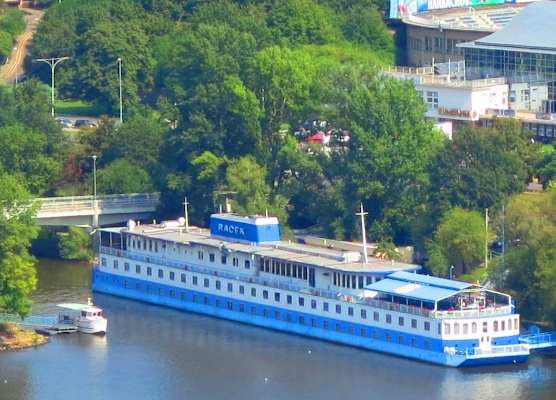 Botel Racek 1
