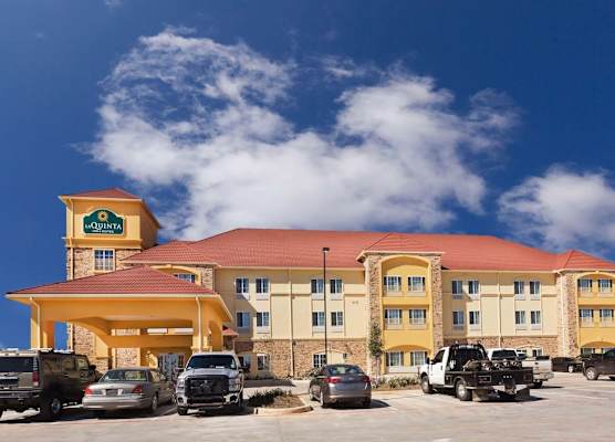 La Quinta by Wyndham Floresville 1