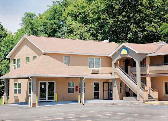 Days Inn by Wyndham Fairmont 1