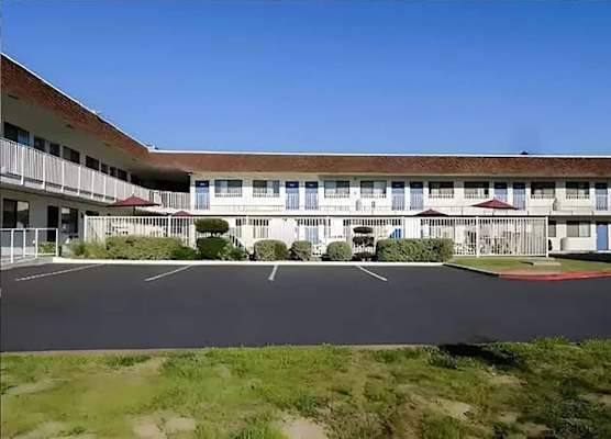 Super 8 by Wyndham Turlock 1