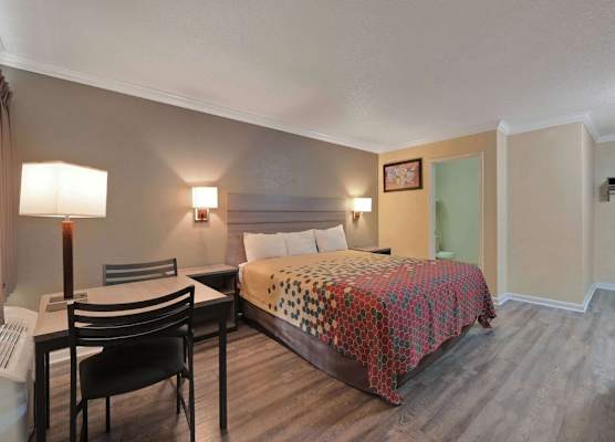 Econo Lodge Woodland near I-5 1