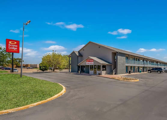 Econo Lodge Inn & Suites Enid South 1