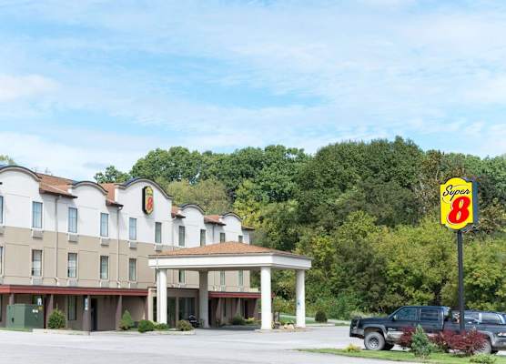 Super 8 by Wyndham Beaver Falls 1