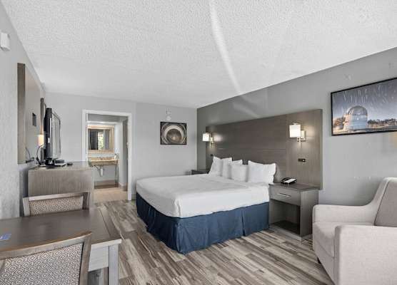 Baymont by Wyndham Orlando East 1