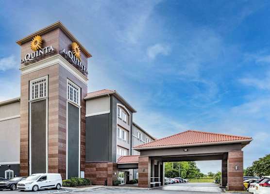 La Quinta Inn & Suites by Wyndham Norfolk 1