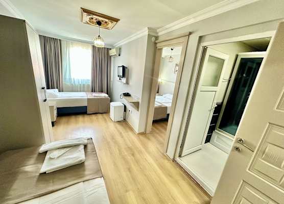 Crowned Exclusive Hotel 1
