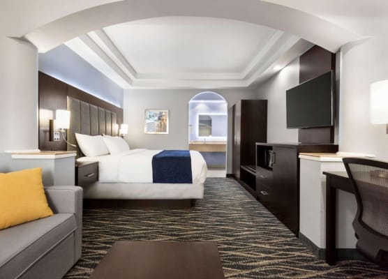 Days Inn & Suites by Wyndham Houston Hobby Airport 1