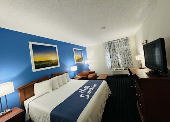 Days Inn & Suites by Wyndham Cambridge 1