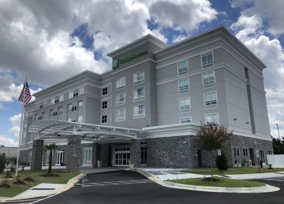 Holiday Inn & Suites FAYETTEVILLE W-FORT BRAGG AREA by IHG 1