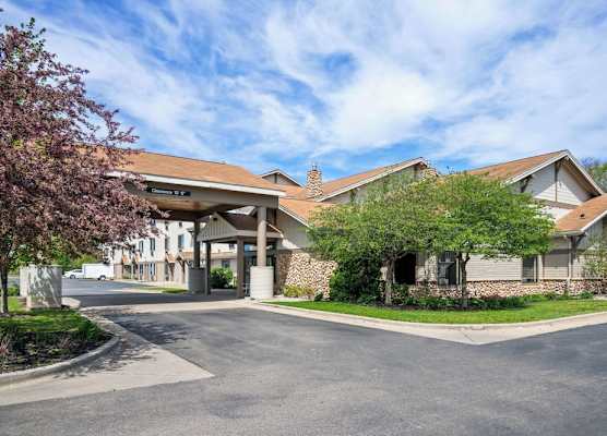 White Pine Inn & Suites 1