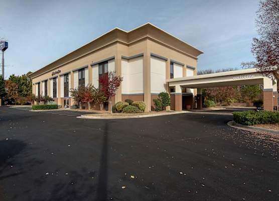 Hampton Inn Commerce 1
