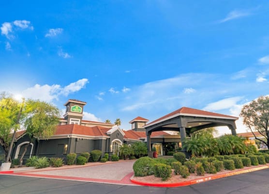 La Quinta Inn & Suites by Wyndham Phoenix Scottsdale 1