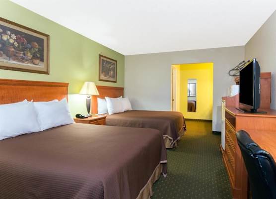 Howard Johnson by Wyndham Tallahassee 1