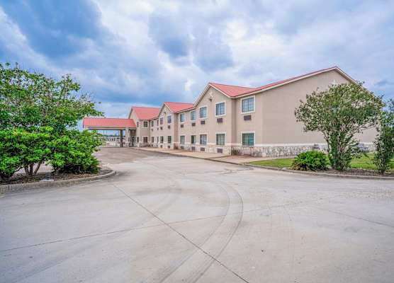 Days Inn & Suites by Wyndham Beeville 1
