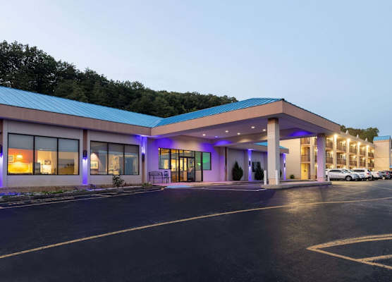 Howard Johnson Hotel & Conference Center by Wyndham Salem 1