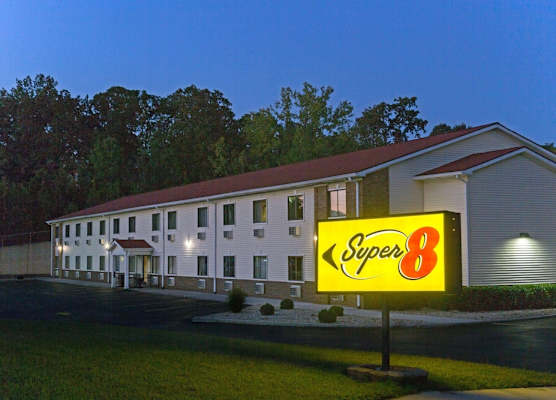 Super 8 by Wyndham Radcliff Ft. Knox Area 1