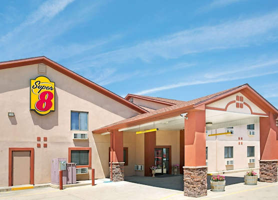 Super 8 by Wyndham Longmont/Del Camino 1