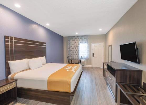 Days Inn & Suites by Wyndham La Porte 1