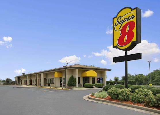 Super 8 by Wyndham Tupelo Airport 1