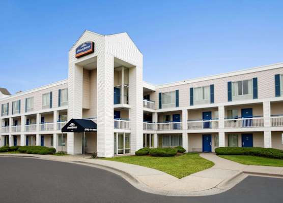 Travelodge by Wyndham Lansing IL 1