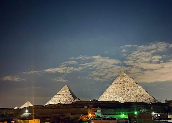 Isis pyramids view inn 1