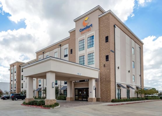 Comfort Suites Near Sam Houston Race Park 1