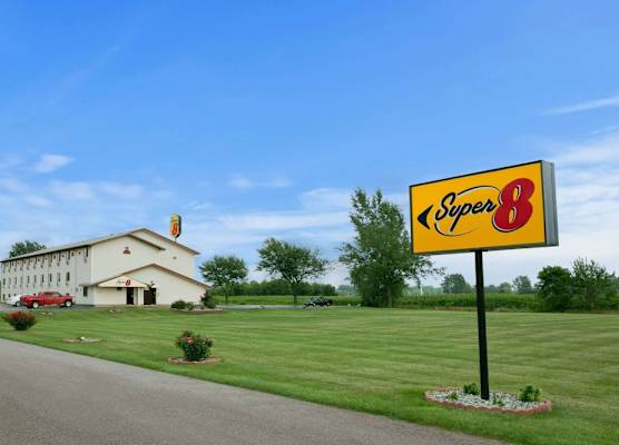 Super 8 by Wyndham Saginaw 1