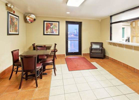 Super 8 By Wyndham Tuscaloosa 1